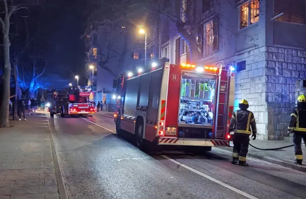 Danes okoli 18.45 je zagorelo v tretjem nadstropju bloka na 
Nazorjevem trgu v Kopru. 
