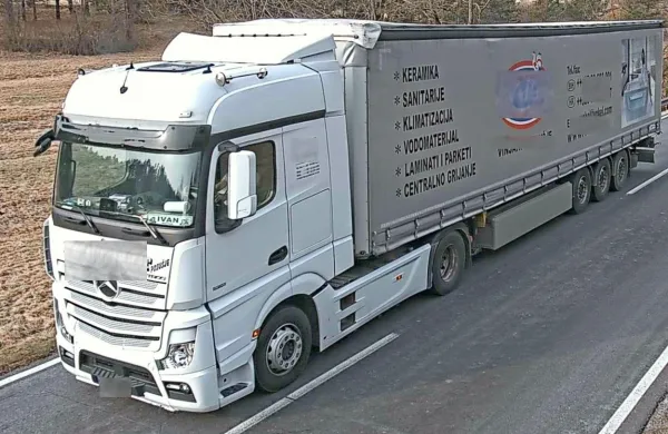 Pretežak bosanski tovornjak je pri Obrovu posnela tudi kamera.