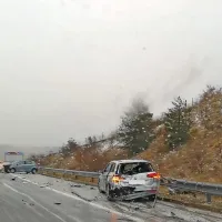 Danes se je na primorski avtocesti zgodilo več prometnih nesreč 
zaradi močnega dežja, sodre in ponekod tudi snega. (Foto: Lari 
Lehpamer)