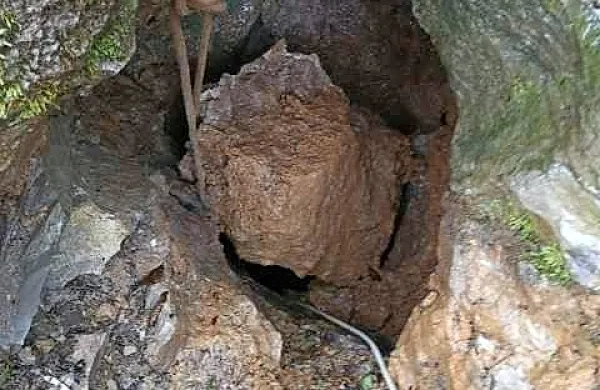 Zaradi razmočenega terena je zdrsela velika skala in zaprla vhod v 
podzemno jamo. (foto: Igor Benko) 