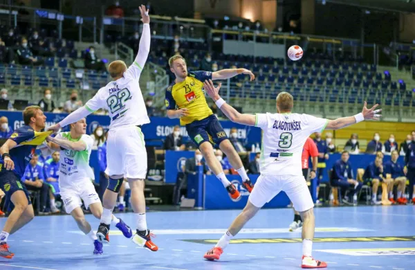Slovenski rokometaši (v belem) danes niso imeli rešitve za leteče 
Švede.