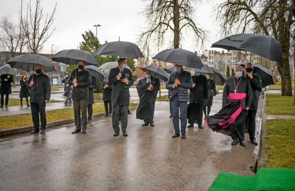 Na ljubljanskih Žalah so se državni vrh in verski predstavniki ob 
obletnici prve smrti bolnika s covidom-19 pri nas danes poklonili 
spominu na vse preminule zaradi covidne bolezni.