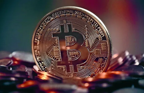 Bitcoin prvič presegel vrednost 60.000 dolarjev