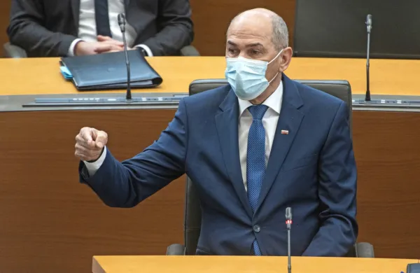 Prvak SDS in premier Janez Janša je v pismu članom napovedal 
trdo delo SDS za uresničevanje koalicijskih zavez, enako pričakuje 
od partnerjev.