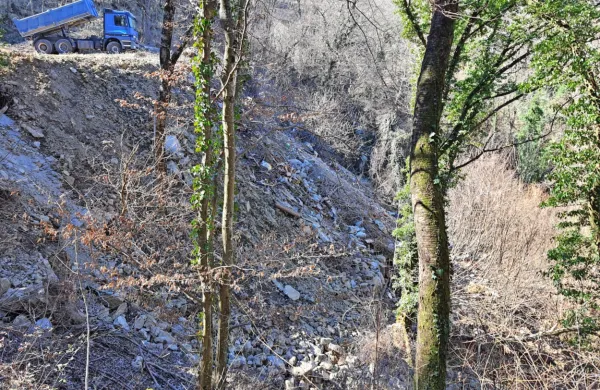 9000 kubičnih metrov  odpadnega gradbenega materiala, zemljine in drugega je nakopičenih na 
začetku  soteske Glinščice oziroma Krajinskega parka Beka