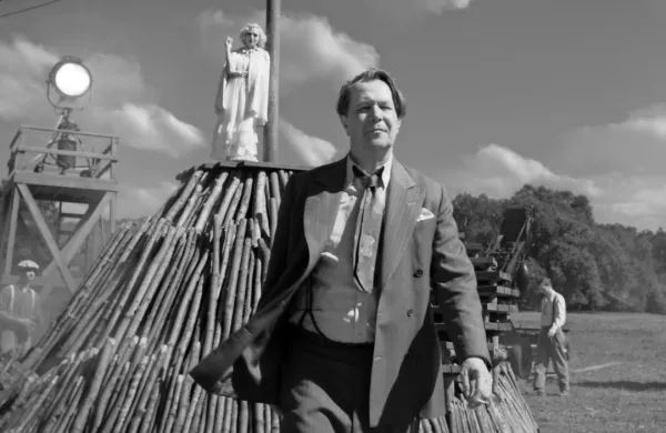 Gary Oldman za vlogo scenarista Državljana Kana  Hermana J. 
Mankiewicza je nominiran tudi za oskarja za glavno moško 
vlogo.