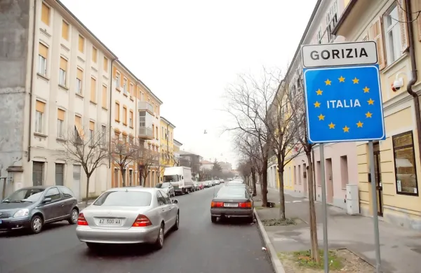 Zaradi naraščajočega števila okužb z novim koronavirusom se 
danes v Italiji zaostrujejo ukrepi za preprečevanje njegovega 
širjenja.