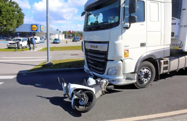 Danes nekaj minut pred  11.30 sta v krožišču na Ankaranski cesti v 
Kopru trčila motorist s skuterjem in voznik tovornjaka. (Foto: 
Tomaž Primožič/FPA)