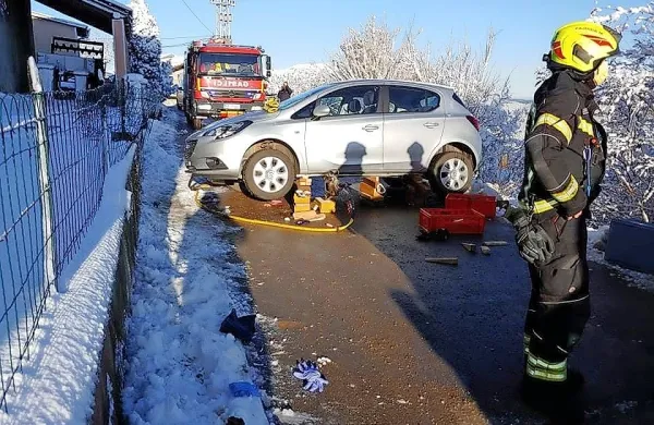 Poškodovano voznico, ki je obtičala pod avtomobilom, so reševalci  odpeljali v izolsko bolnišnico. 