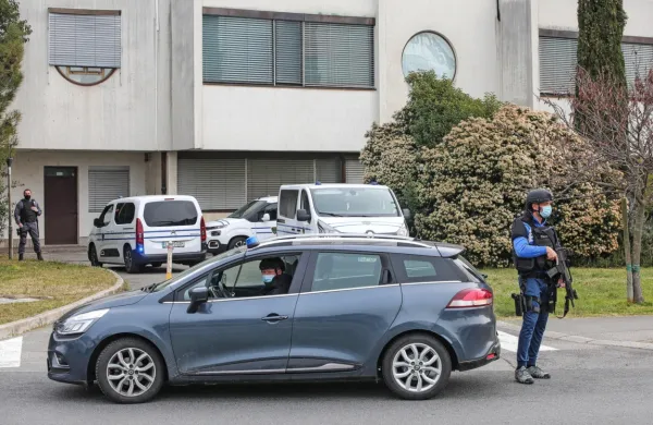 Obtožena, ki sta v priporu, so  na sodišče pripeljali ob strogih 
varnostnih ukrepih.