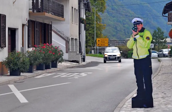 V Posočju so konec poletja 2019 voznike že umirjale tri  silhuete 
policistke in policista, a kaj, ko so jih neznanci dva tedna po 
začetku njihovega “dela” ukradli. Policija svojih kartonastih 
kolegov doslej še ni našla.