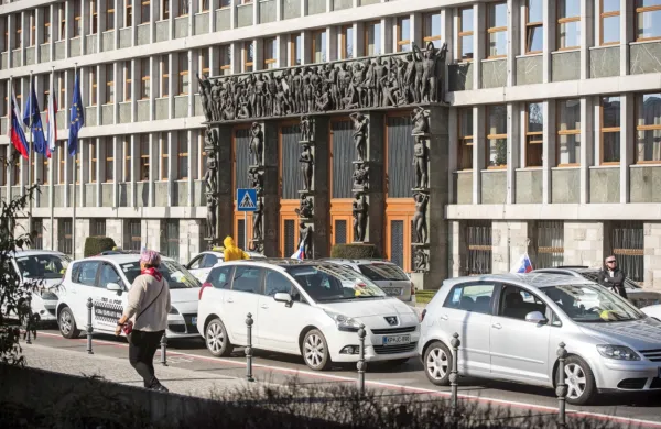 Policija je 57 taksistom, ki so februarja pred poslopjem DZ izrazili 
nestrinjanje s pravili glede obveznega testiranja na novi koronavirus na 72 ur, izrekla za 22.800 evrov kazni.