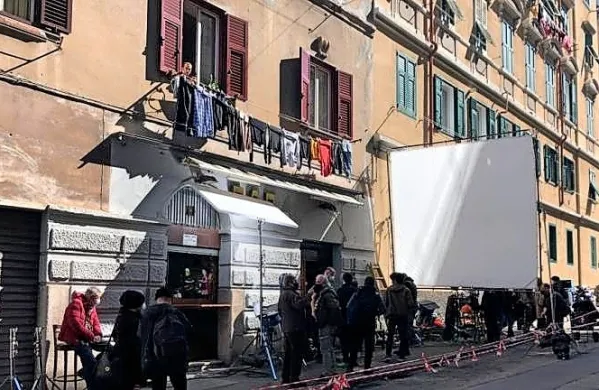 Včeraj so v tržaškem predelu Sveti Jakob začeli s snemanjem 
novega filmskega projekta režiserke Wilme Labate La ragazza ha 
volato (Dekle je letelo). (Foto vir: Primorski dnevnik)