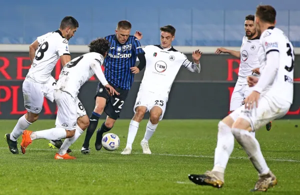 Josip Iličića (z žogo) bodo na igrišču gotovo tudi nocoj spremljali 
čuvaji v belem.   