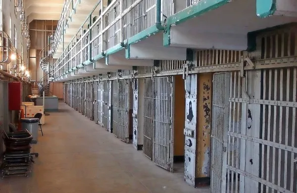 V San Franciscu v Kaliforniji so  po več kot letu dni za turiste 
ponovno odprli znameniti otok z nekdanjim strogo varovanim 
zaporom Alcatraz.