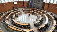 V četrtek se bo začelo cepljenje poslancev.