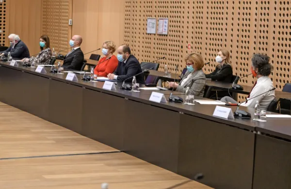 Stroka je danes pozvala politiko, da v boj proti epidemiji covida-19 
stopi poenoteno in da v primeru slabšanja razmer morda skupaj 
zavzame stališče, je po sestanku politične in strokovne javnosti na 
Brdu pri Kranju dejal zdravstveni minister Janez Poklukar.