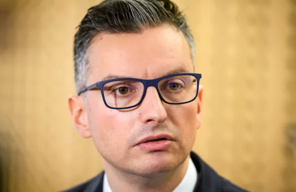 Predsednik LMŠ Marjan Šarec je v današnji izjavi za medije 
napovedal ustavno obtožbo predsednika vlade Janeza Janše, ker 
država decembra lani v drugem krogu nabave ni naročila cepiva 
BioNTecha in Pfizerja.