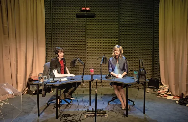 Radijski studio je bil dogajalni prostor predstave SSG Na valovih 
Saše Pavček v režiji Alena Jelena.  