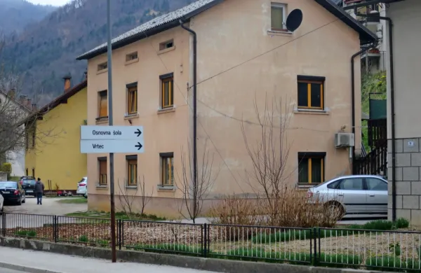 Njegovo truplo so v ponedeljek v stanovanju našli policisti in takoj začeli z intenzivno preiskavo okoliščin smrti 55-letnika, ki še poteka. 