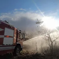 Požar v gozdu gasili tudi s helikopterjem