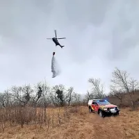 Požar v gozdu gasili tudi s helikopterjem