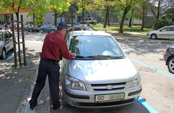 Kdor ne bo plačal parkirnine, se bo po novem globi lahko izognil 
s plačilom celodnevne parkirnine. 