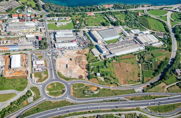 Območje ob izolski navezavi na hitro cesto je bilo pred  tremi leti 
videti takole. Čez dve leti naj bi bilo drugače  tudi na desni strani, 
med nekdanjo obvoznico in prav tako nekdanjo tovarno igrač.  