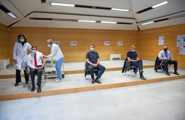 S cepivom AstraZenece se je danes cepil politični vrh