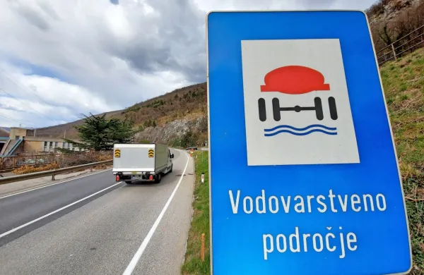 Tudi po oceni vodarjev bi predlagane spremembe zakona o vodah  
pretirano omilile omejitve posegov v varovana območja.   