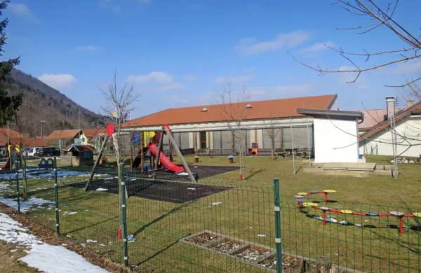 Novozgrajeni vrtec in šola v Črnem Vrhu sta po množici ukrepov in 
dosledni uporabi vgrajenih naprav naposled varna pred radioaktivnim radonom.