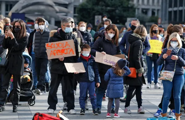 Star&scaron;i, učenci in učitelji v Italiji protestirajo proti zaprtju &scaron;ol