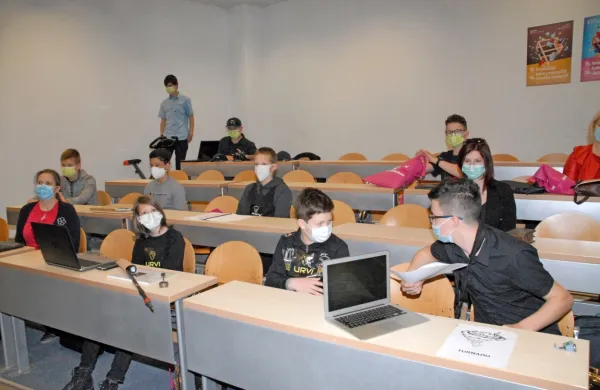 Že lani se je  tekmovanje Popri zaključilo na spletu, zmagovalci v 
posameznih kategorijah so se zbrali le za predstavitev medijem.