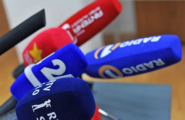 Jan&scaron;a in Simoniti se ne bosta udeležila pogovora o medijih v Bruslju