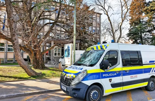 48-letnika iz okolice Spodnje Idrije so v petek popoldne z ovadbo 
zaradi umora pripeljali k preiskovalni sodnici novogoriškega 
okrožnega sodišča. 