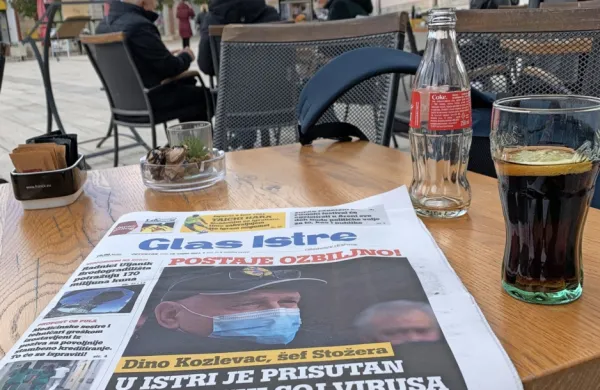 Prizor, ki ga v večjem delu Slovenije še ne moremo doživeti. Od danes naprej bodo na gostinske terase 
sicer smeli sesti v primorsko-notranjski regiji, v obalno-kraški in goriški pa bo treba na to še počakati.