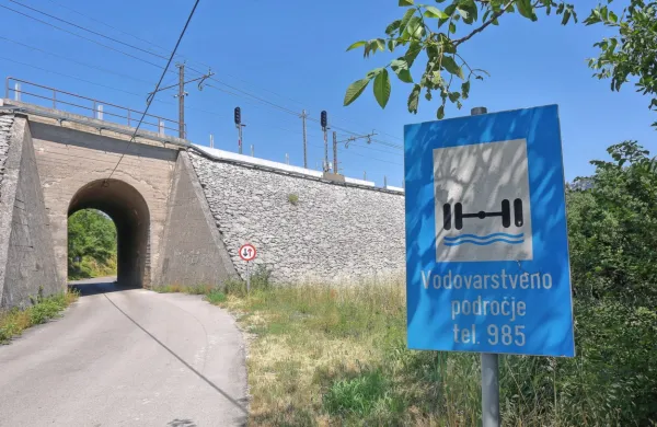 Društva s  področja vodarstva opozarjajo, da predlog novele 
zakona o vodah omogoča  postavljanje objektov ali obratov, ki 
ravnajo z nevarnimi snovmi, tudi na vodovarstvena območja. 