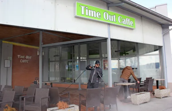 Takole so v soboto potekale priprave na odprtje v baru Time Out 
Caffe v Postojni. 