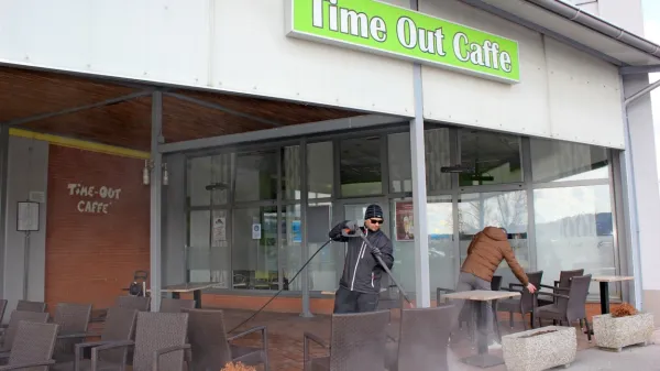 Takole so v soboto potekale priprave na odprtje v baru Time Out 
Caffe v Postojni. 