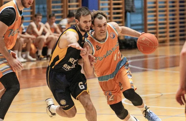 Andraž Rogelja (z žogo) je bil v soboto najboljši posameznik 
Portoroža.