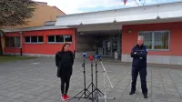 V. d. ravnateljica OŠ Srečka Kosovela Bojana Škabar in poveljnik 
regijskega štaba Civilne zaščite za Notranjsko Sandi Curk 