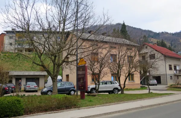 Motiv za umor v mansardnem stanovanju večstanovanjske hiše na 
Slovenski cesti v Spodnji Idriji kriminalisti še intenzivno preiskujejo. 