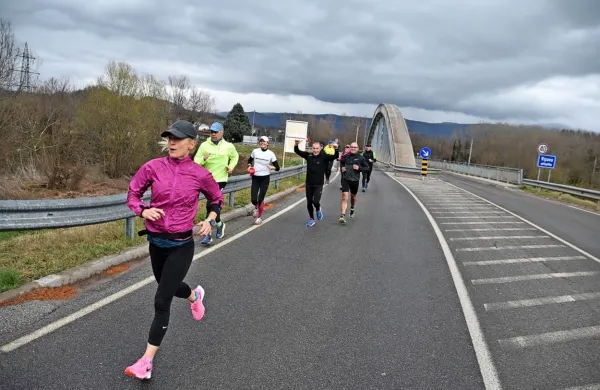 Eno od štafetnih skupin je ob Vipavi spremljala tudi  novogoriška maratonka Aleksandra Fortin
 (v ospredju).