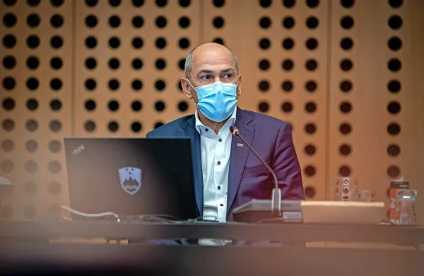 Premier Janez Janša na današnji seji na Brdu pri Kranju (foto vir: 
Twitter/Vlada RS)