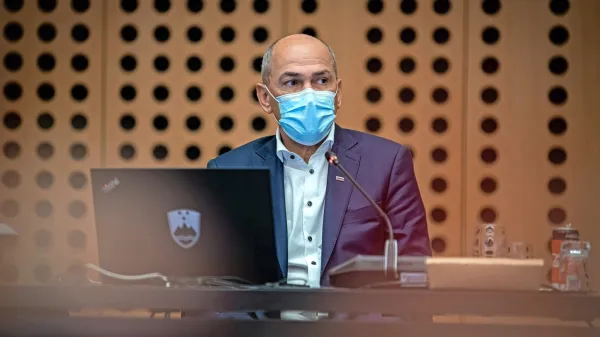 Premier Janez Janša na današnji seji na Brdu pri Kranju (foto vir: 
Twitter/Vlada RS)