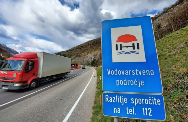 Ministrstvi za okolje in gospodarstvo  soglašata, da iz novele 
zakona o vodah izvzameta člen, ki bi omogočil gradnjo objektov in 
naprav, ki uporabljajo nevarne snovi, na vodovarstvenem območju.