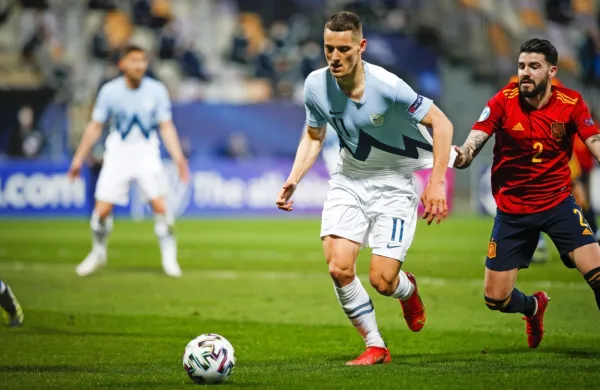 Slovenska mlada nogometna reprezentanca je z 0:3 (0:0) izgubila 
prvi obračun evropskega prvenstva do 21 let v skupini B proti 
Španiji.