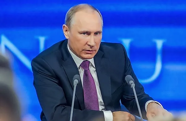 

Putin, ki je na oblast prišel leta 2000, se je ob koncu svojega 
drugega predsedniškega mandata leta 2008 umaknil s položaja. 
Po štirih letih na položaju premierja je bil znova izvoljen za 
predsednika države leta 2012, nato pa še leta 2018.