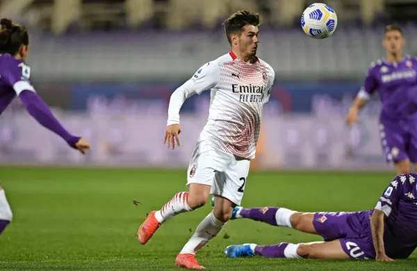 Španski reprezentant maroških korenin Brahim Diaz (v belem)  je v 
nedeljo dosegel zadetek za Milan ob zmagi 3:2 proti Fiorentini.  