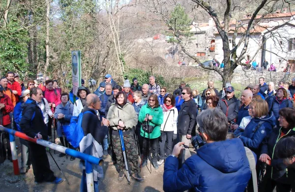 Tako množični so pohodi (na fotografiji  je zadnji, leta 2019) Odprta 
meja med Beko in Botačem. 